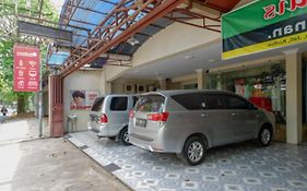 RedDoorz near Ahmad Yani Monument Park Kudus
